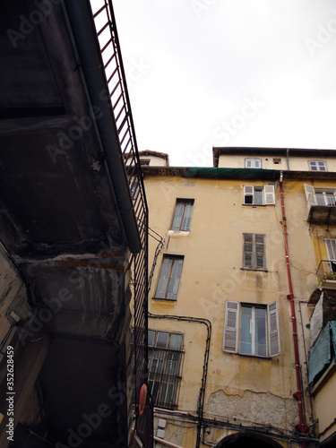 FACADE DE VIEIL IMMEUBLE