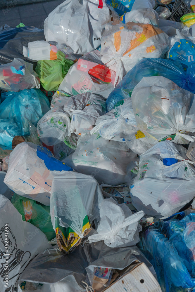 .Urban waste, emergency in the city. .Urban waste, emergency in the city.