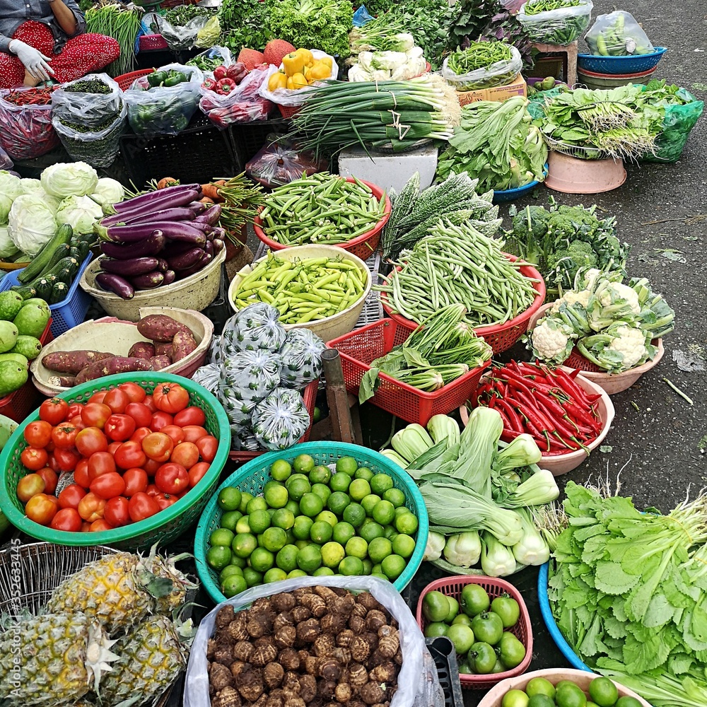 Mercado asiático con verduras y frutas