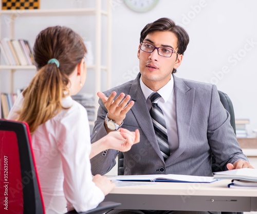 Cuadro en lienzo Man and woman discussing in office