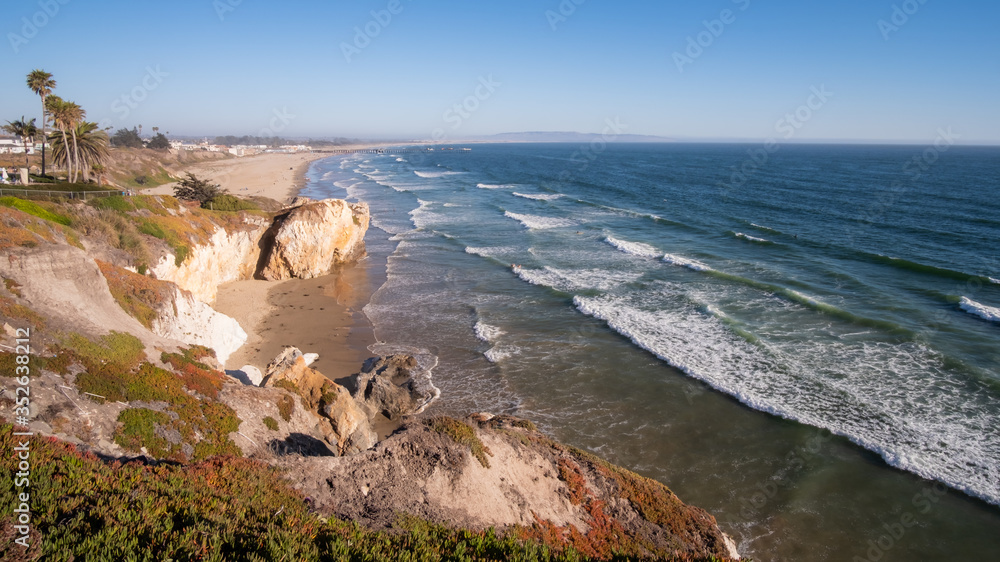 La plage et les vagues de Pismo en Californie 