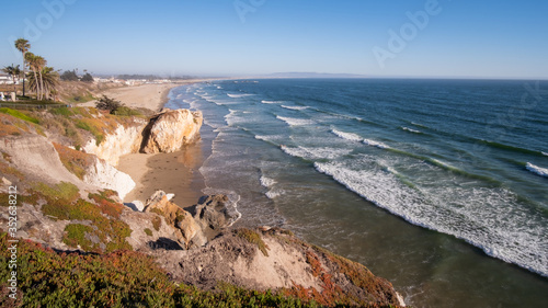 La plage et les vagues de Pismo en Californie 