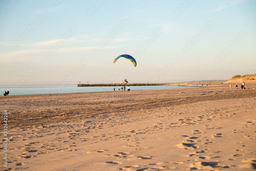Obraz premium paragliding on the beach