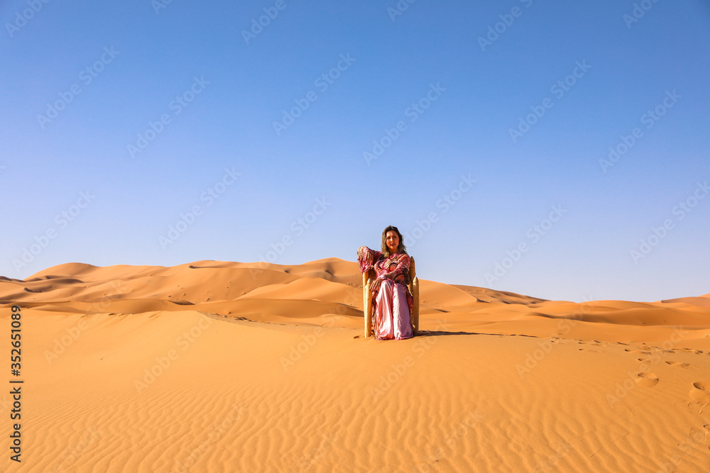 Obraz premium A girl in a beautiful Moroccan dress. Merzouga Morocco.
