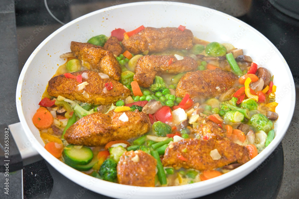Gemüsepfanne Asiapfanne mit Putenfleisch, Hähnchenfleisch, Kurkuma und Bio Gemüse Gemüsepfanne Asiapfanne mit Putenfleisch, Hähnchenfleisch, Kurkuma und Bio Gemüse