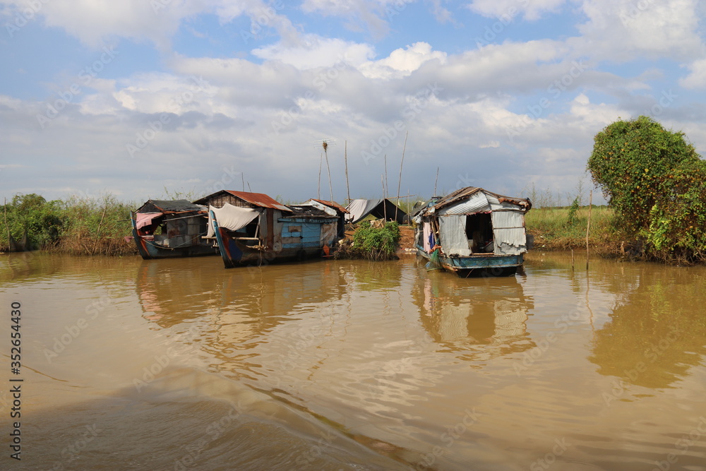 Bateaux de pêche sur la rivière Sangker, Cambodge	