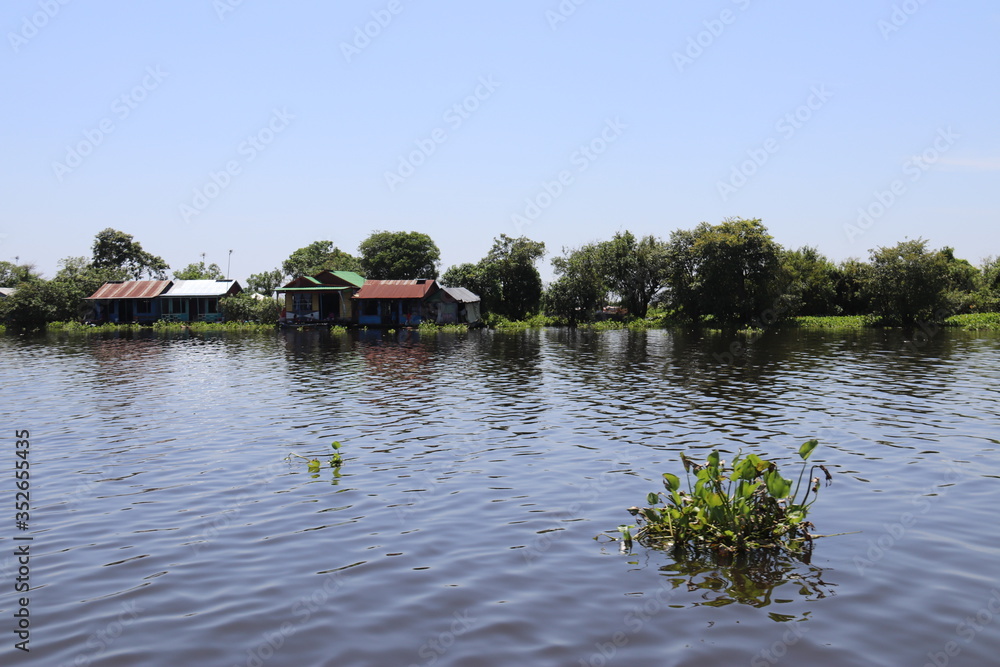 Village flottant sur la rivière Sangker, Cambodge Village flottant sur la rivière Sangker, Cambodge