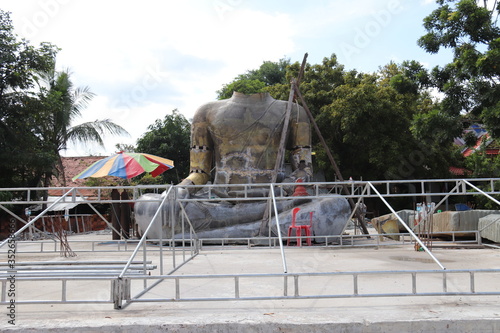 Fototapeta Naklejka Na Ścianę i Meble -  Bouddha en bronze en construction à Siem Reap, Cambodge