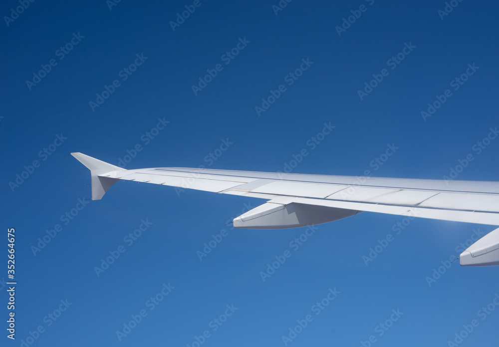Fototapeta premium Una ala de avión en cielo azul