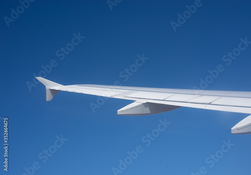Una ala de avión en cielo azul 