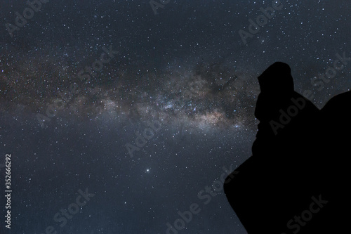 Fotografia silhouette of person gazing the galactic center of the milky way