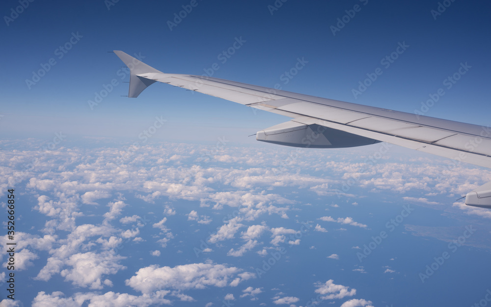 Ala de avión con cielo y nubes Ala de avión con cielo y nubes