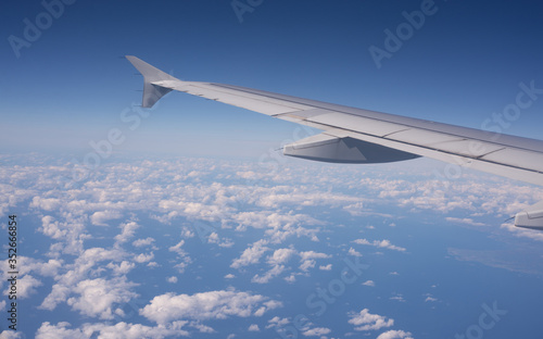 Ala de avión con cielo y nubes