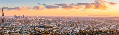 Fotografia, Obraz Los Angeles skyline during sunset as seen from behind the Griffith Observatory in Griffith Park
