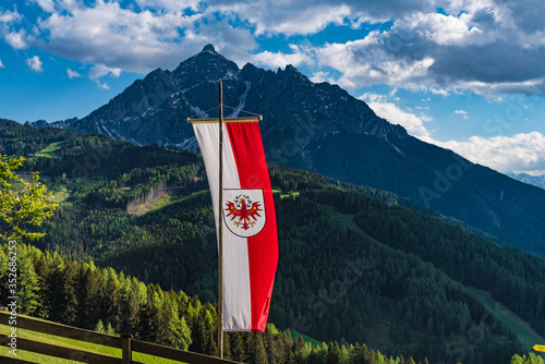 Foto Tiroler Flagge mit Blick auf Serles im Stubaital