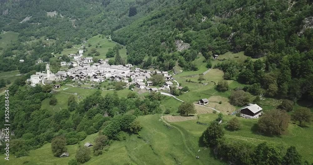 Soglio, le village et ses Châtaigniers au printemps - Suisse Soglio, le village et ses Châtaigniers au printemps - Suisse