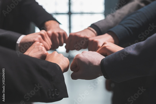 Obraz na płótnie close up . group of ambitious employees showing their unity w salonie