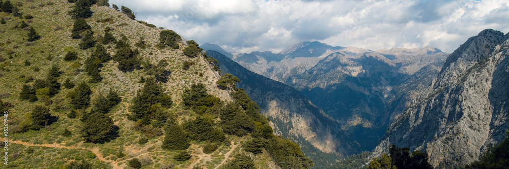 Fototapeta premium Scenic view of valley with climbers on the rocks