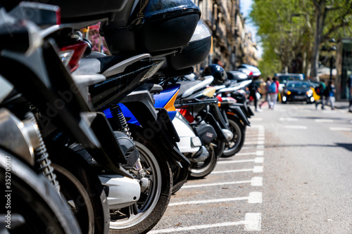 Scooters rangé le long du trottoir à Barcelone