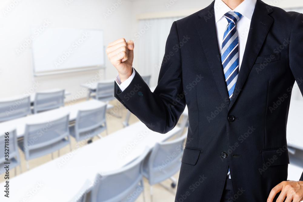 ビジネスマンとミーティングルーム