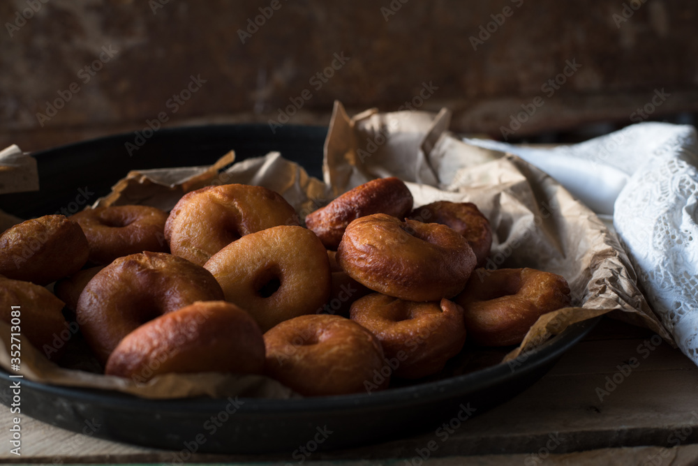 Fototapeta premium classic donuts on a rustic background 