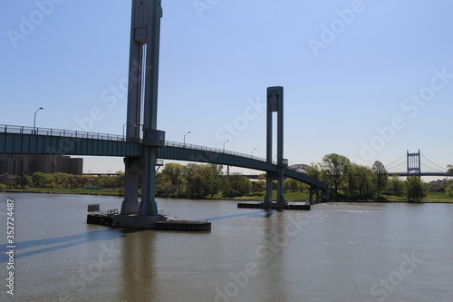 Obraz na płótnie bridge over the east river w salonie