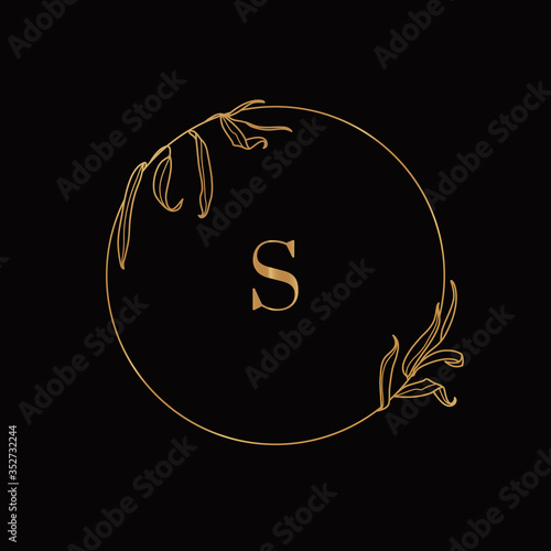 Golden tropical palm leaf frame. Round Icon in trendy minimal linear style. Vector Emblem with letter S and Palm Branch.
