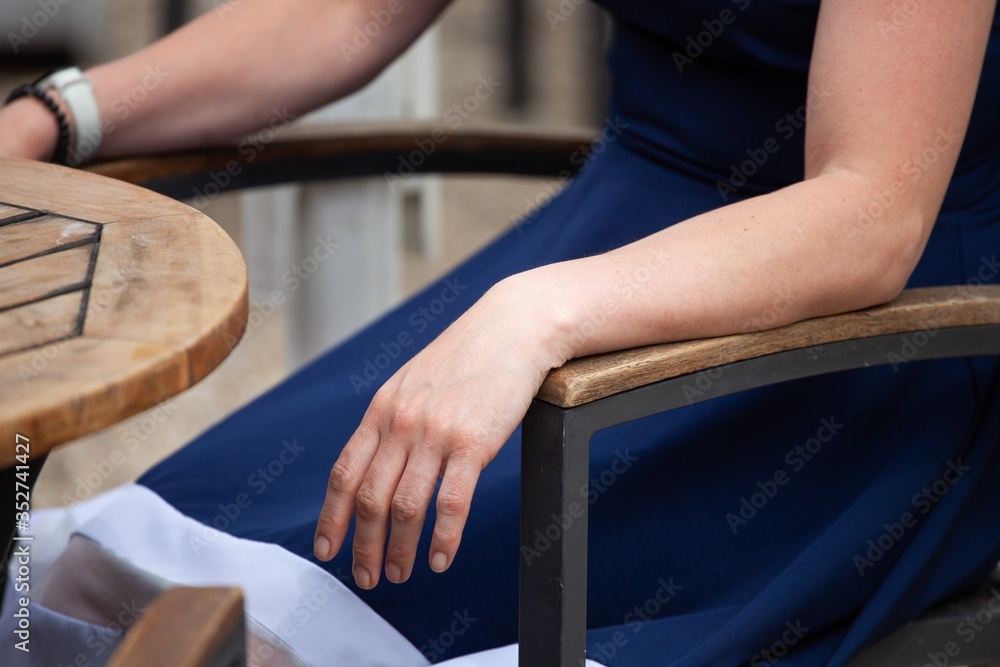 Obraz premium woman sitting in restaurant