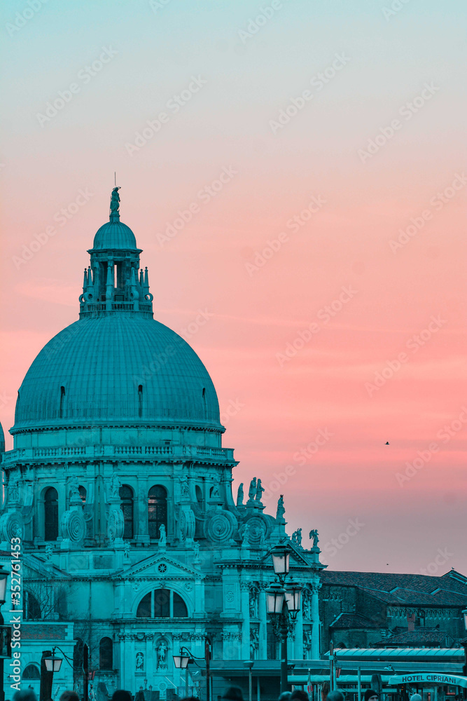 イタリア ベネチアの夕方 美しくて立派なサンタ・マリア・デッラ・サルーテ聖堂 