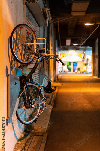 古ぼけた地下道に立てかけられた自転車