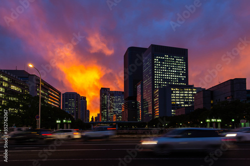 都会のビルと美しい夕焼けと車