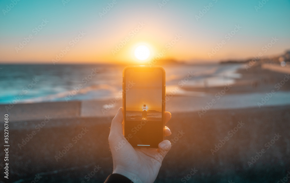 Φωτογραφία 日本 神奈川県 鎌倉の七里ヶ浜の砂浜を夕方に撮影しようとしている様子