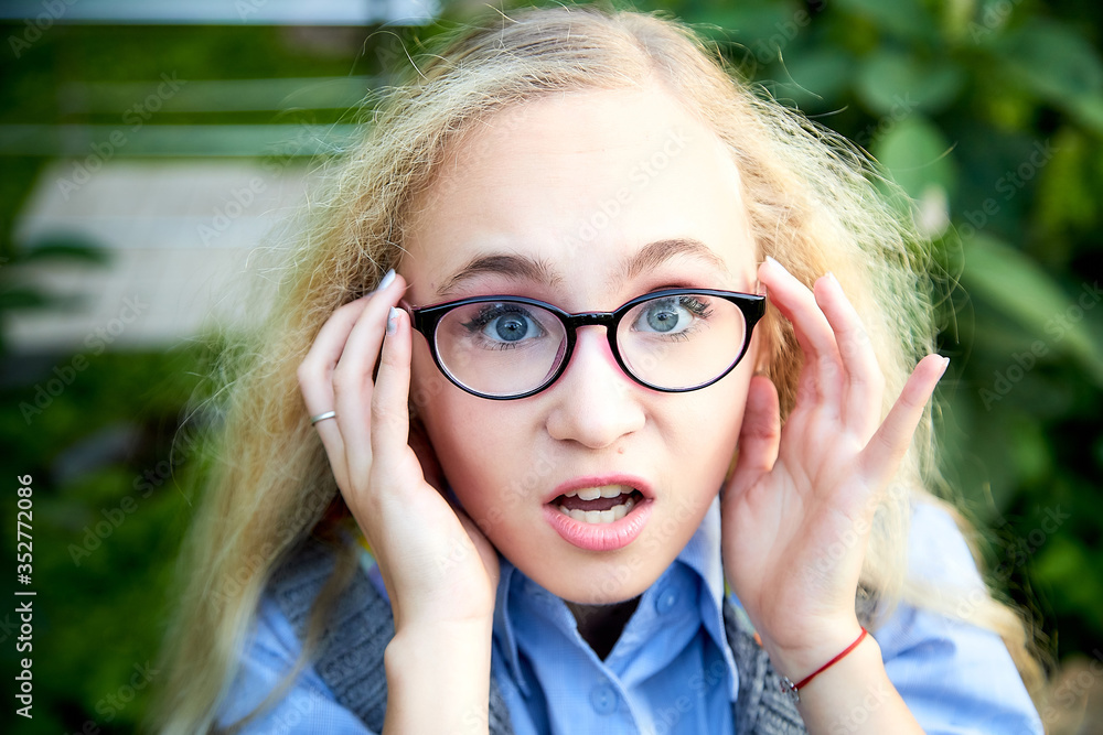 Foto De Pretty Teenage Girl 14 16 Year Old With Curly Long Blonde Hair And In Glasses In The 