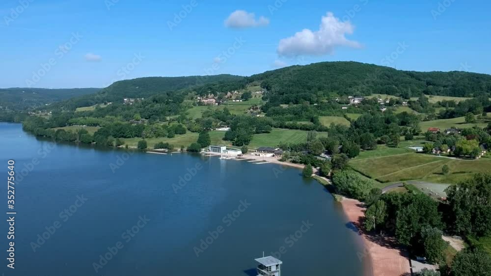 Lissac sur Couze (Corrèze, France) - Vue aérienne du lac du Causse et de la base de loisirs Lissac sur Couze (Corrèze, France) - Vue aérienne du lac du Causse et de la base de loisirs
