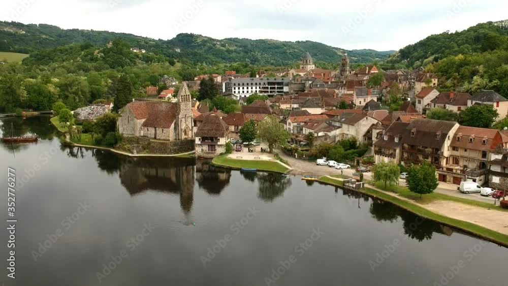 Beaulieu sur Dordogne (Corrèze, France) - Vue aérienne de la Dordognet et de la ville Beaulieu sur Dordogne (Corrèze, France) - Vue aérienne de la Dordognet et de la ville
