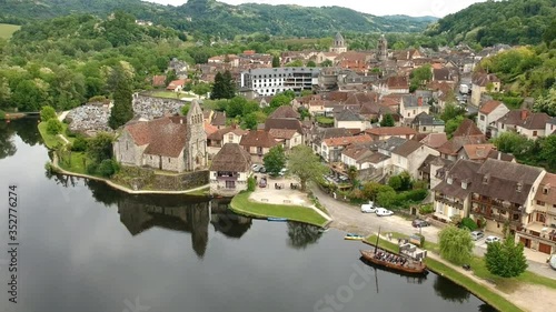 Beaulieu sur Dordogne (Corrèze, France) - Vue aérienne de la Dordognet et de la ville photo