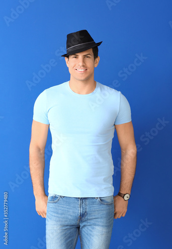 Man in stylish t-shirt on c...