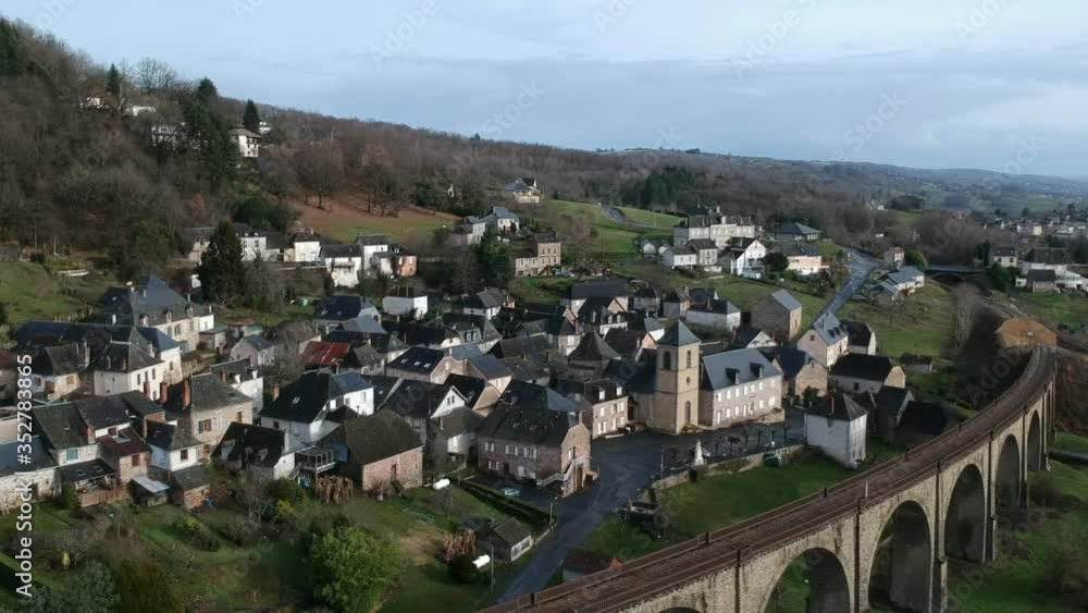 Vignols (Corrèze, France) - Vue aérienne du viaduc et du village