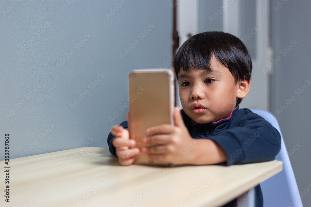 The mood of children using mobile phones in online learning through app secure. The mood of children using mobile phones in online learning through app secure.