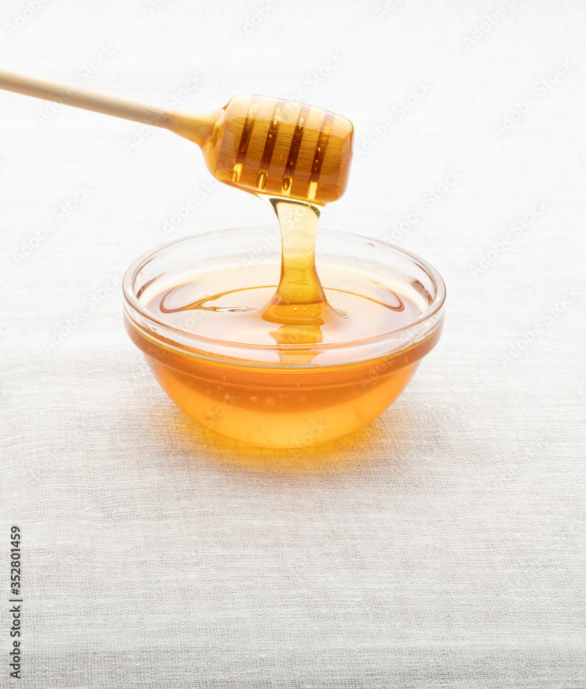 Miel de abeja en tarro con cazo de miel, sobre fondo blanco, productos naturales orgánicos. Bee honey in jar with honey dipper, on white background, organic natural products Miel de abeja en tarro con cazo de miel, sobre fondo blanco, productos naturales orgánicos. Bee honey in jar with honey dipper, on white background, organic natural products