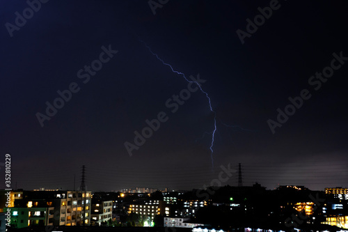 夜空に走る雷