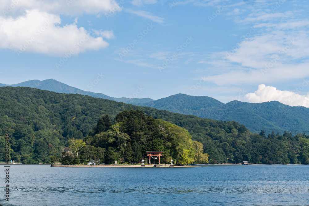 鳥居のある島が見える湖の景色／Lake Nojiri in Nagano Prefecture, Japan