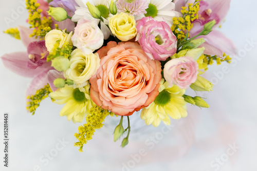 Φωτογραφία A magnificent bouquet of fresh flowers on a light background (Colors: white, pink, yellow, green