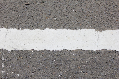 Wallpaper Mural アスファルト上に描かれた白線 Torontodigital.ca