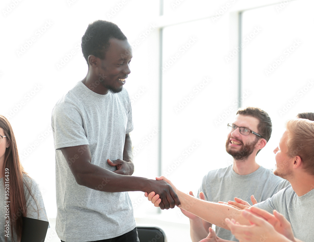 Obraz premium new friends shaking hands during the workshop.