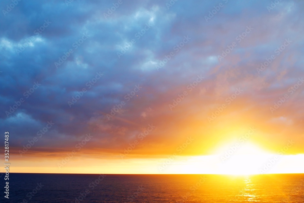 Fototapeta premium Sonnenaufgang über dem Atlantik