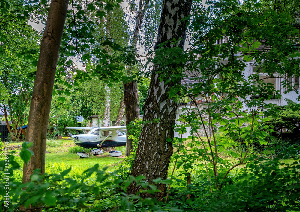 kleines Flugzeug im Garten Stock Photo Adobe Stock