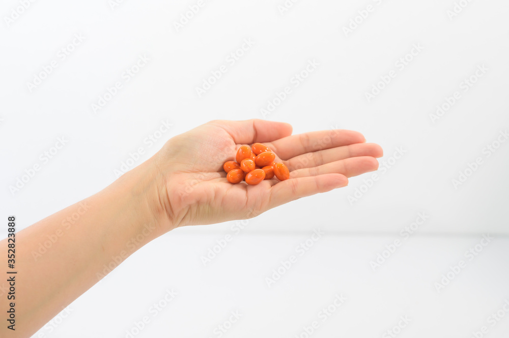 Pick up vitamin capsules to eat Pick up vitamin capsules to eat