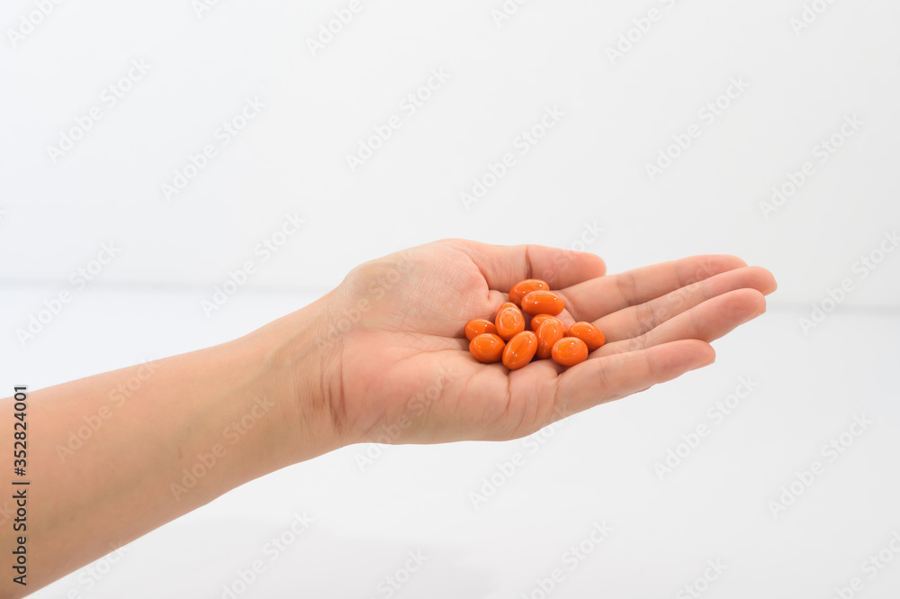 Pick up vitamin capsules to eat Pick up vitamin capsules to eat