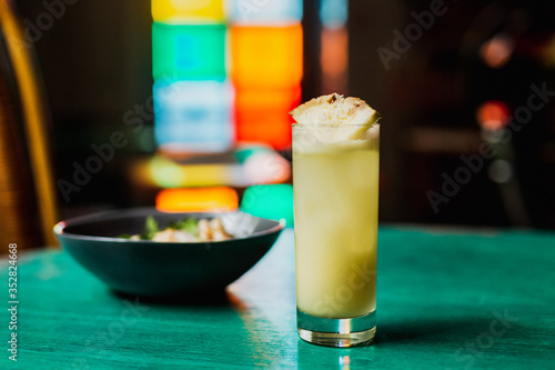 Fotografija A long iced drink garnished with pineapple